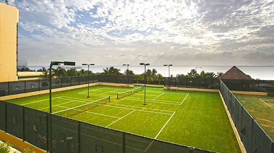At the Royal Sands you can play tennis at the beach in Cancun